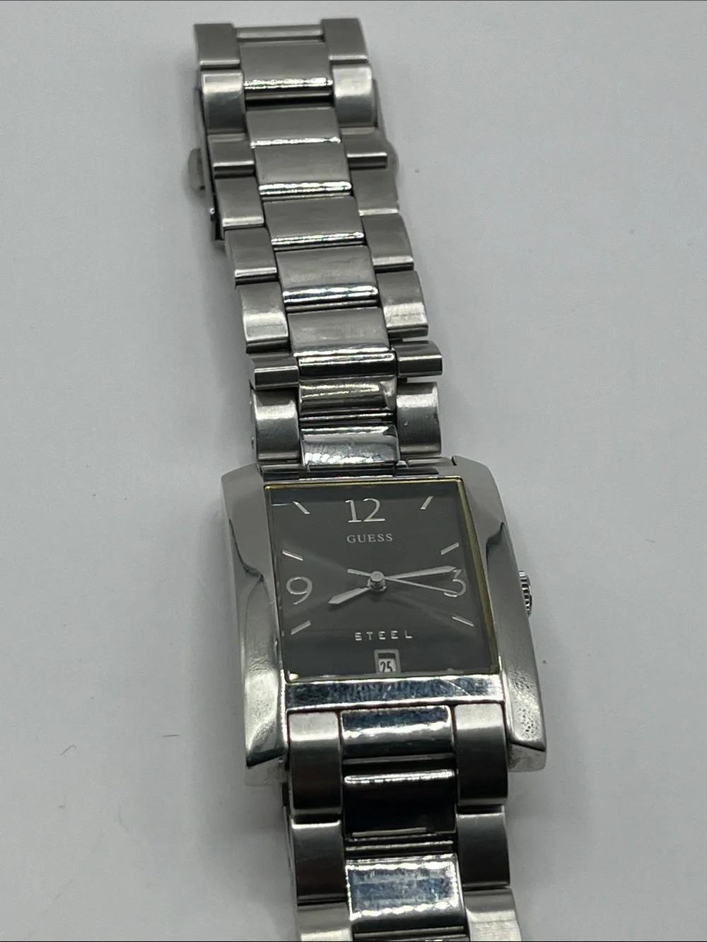 GUESS Men G85401G Fashion Sunburst Silver Tone Quartz Analog 28mm new battery